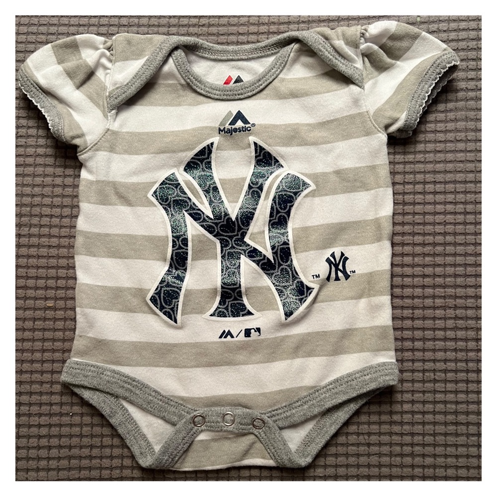YANKEES (0-3months) onesie by Majestic.